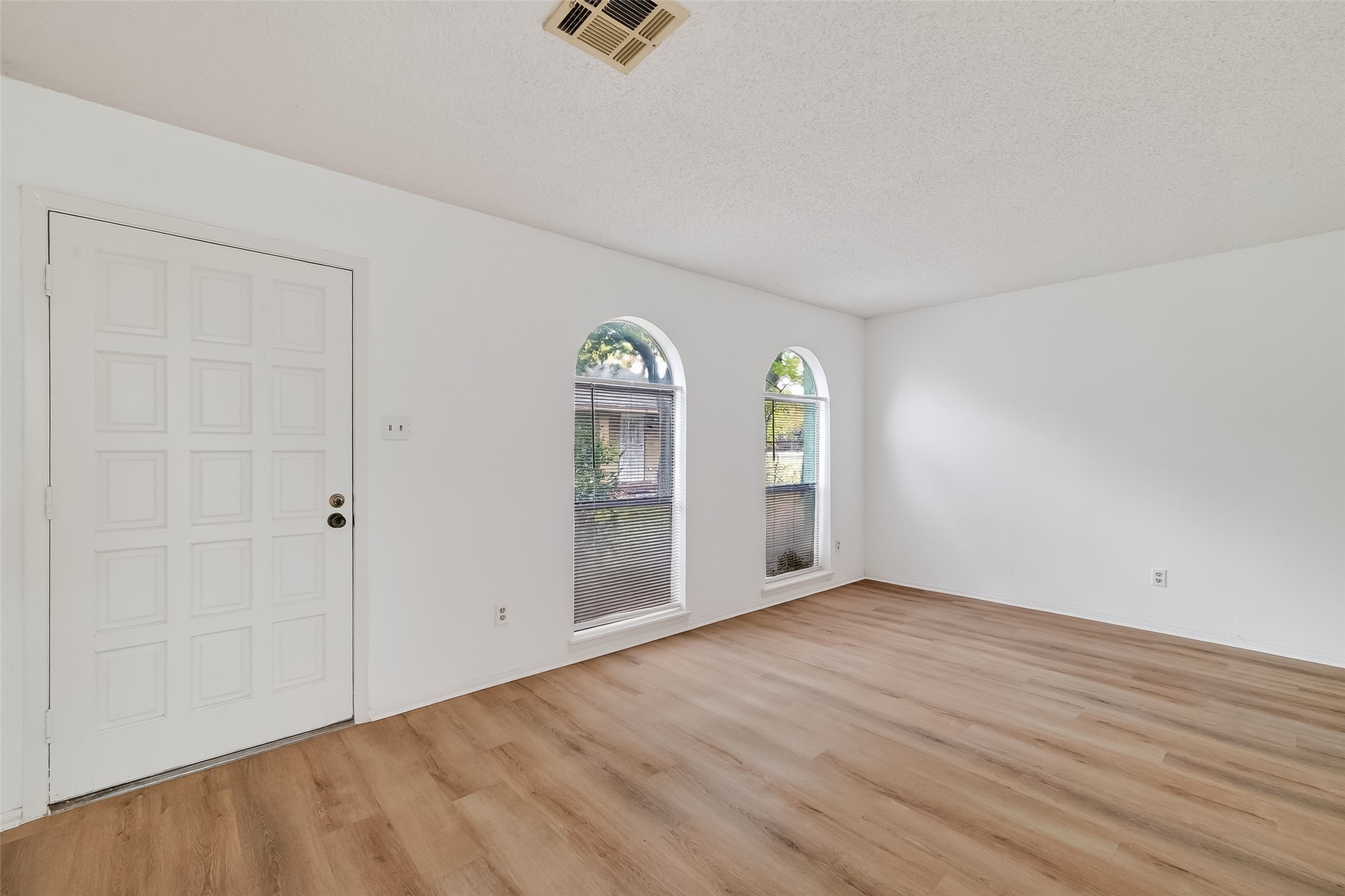 7861 Cook Road Houston, TX 77072 - Photo 4 of 20 an empty room with window