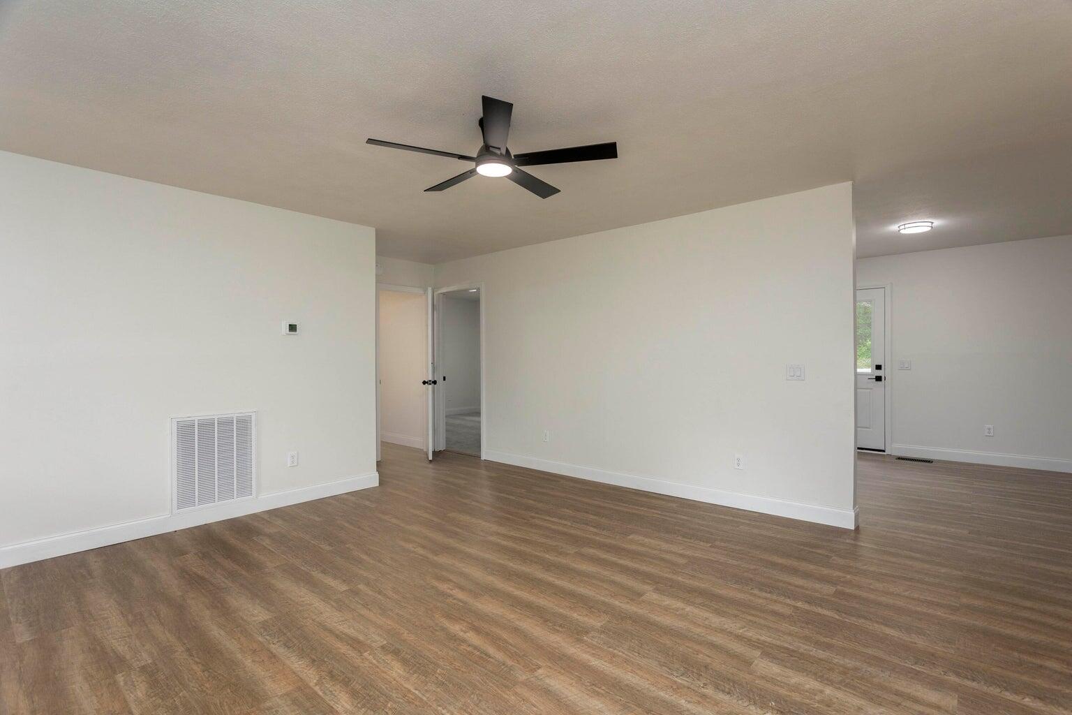 300 Hi Tech Lane Dayton, TN 37321 - Photo 3 of 34 Living Room