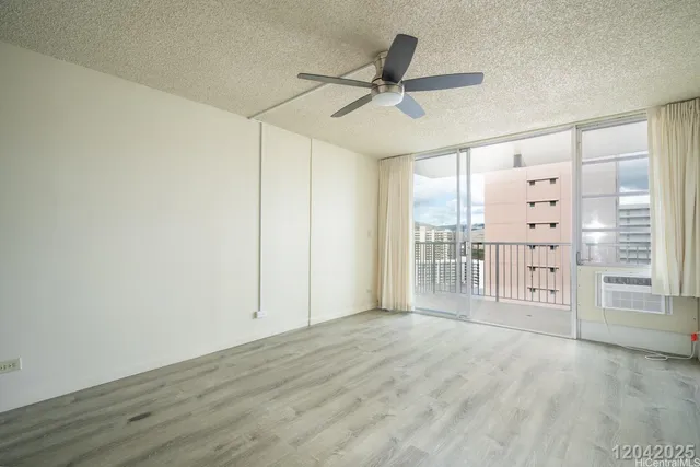 a view of a livingroom with a ceiling fan & entryway