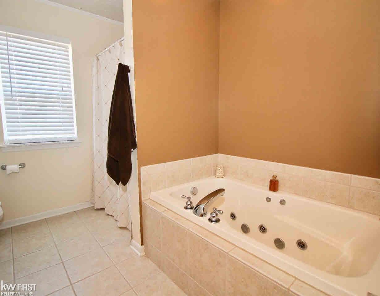 2477 Ridgewood Drive Howell, MI 48843 - Photo 25 of 53 21276147-24.JPG