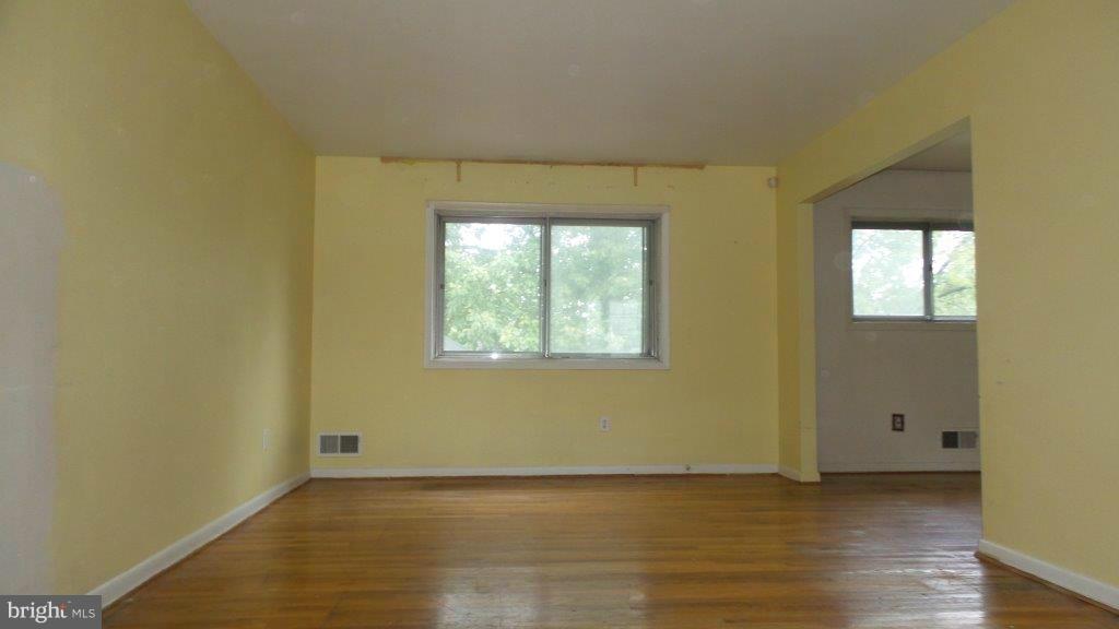 4314 Kinmount Road Lanham, MD 20706 - Photo 2 of 24 Living Room