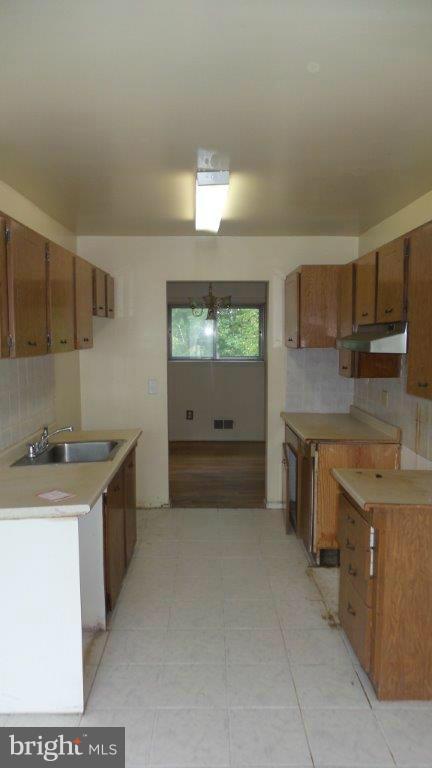 4314 Kinmount Road Lanham, MD 20706 - Photo 5 of 24 Kitchen