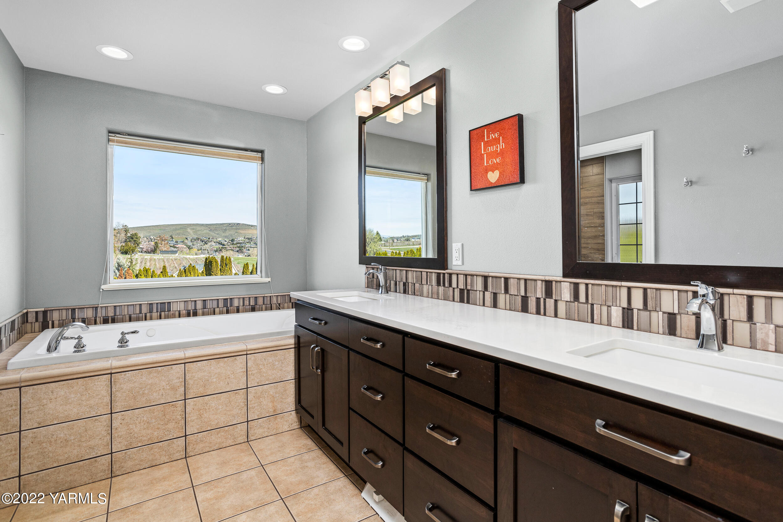 805 South Hennessy Road Yakima, WA 98908 - Photo 11 of 26 a spacious bathroom with a double vanity sink a mirror and a bathtub