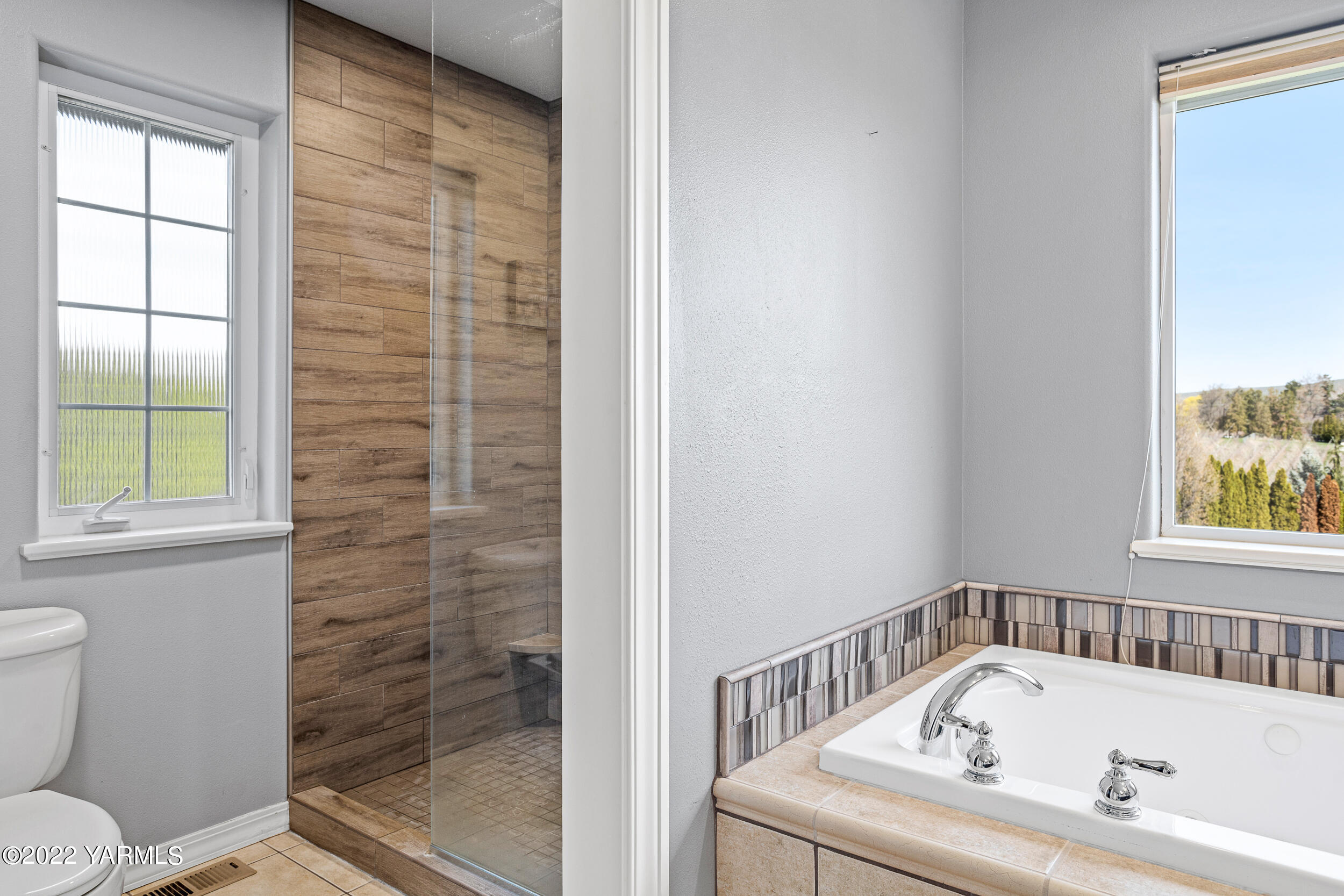 805 South Hennessy Road Yakima, WA 98908 - Photo 12 of 26 a bathroom with a bathtub and window