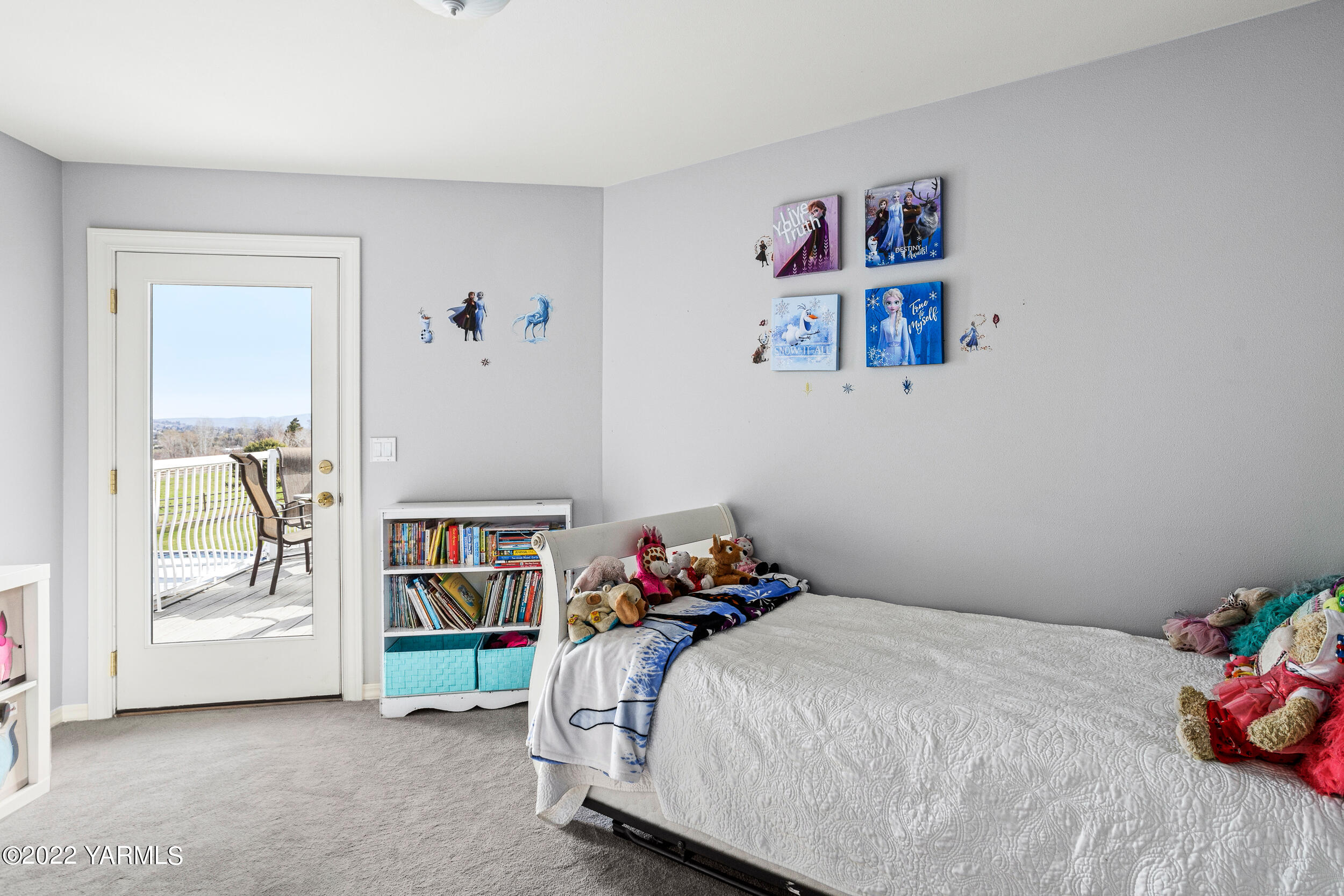 805 South Hennessy Road Yakima, WA 98908 - Photo 14 of 26 a bedroom with a bed and a window