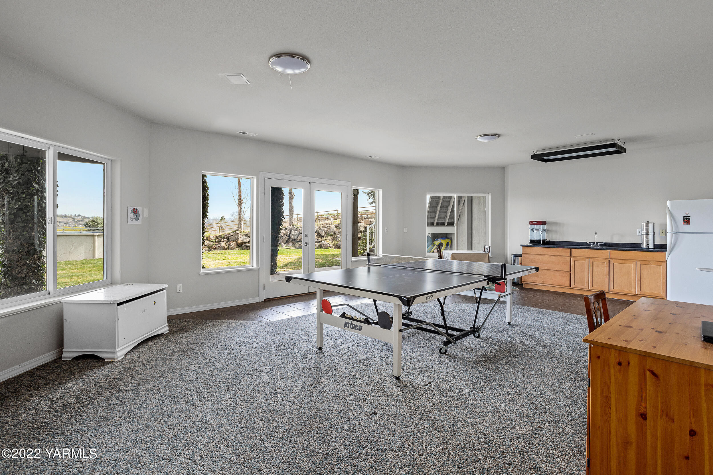 805 South Hennessy Road Yakima, WA 98908 - Photo 17 of 26 a view of a livingroom with furniture and a window