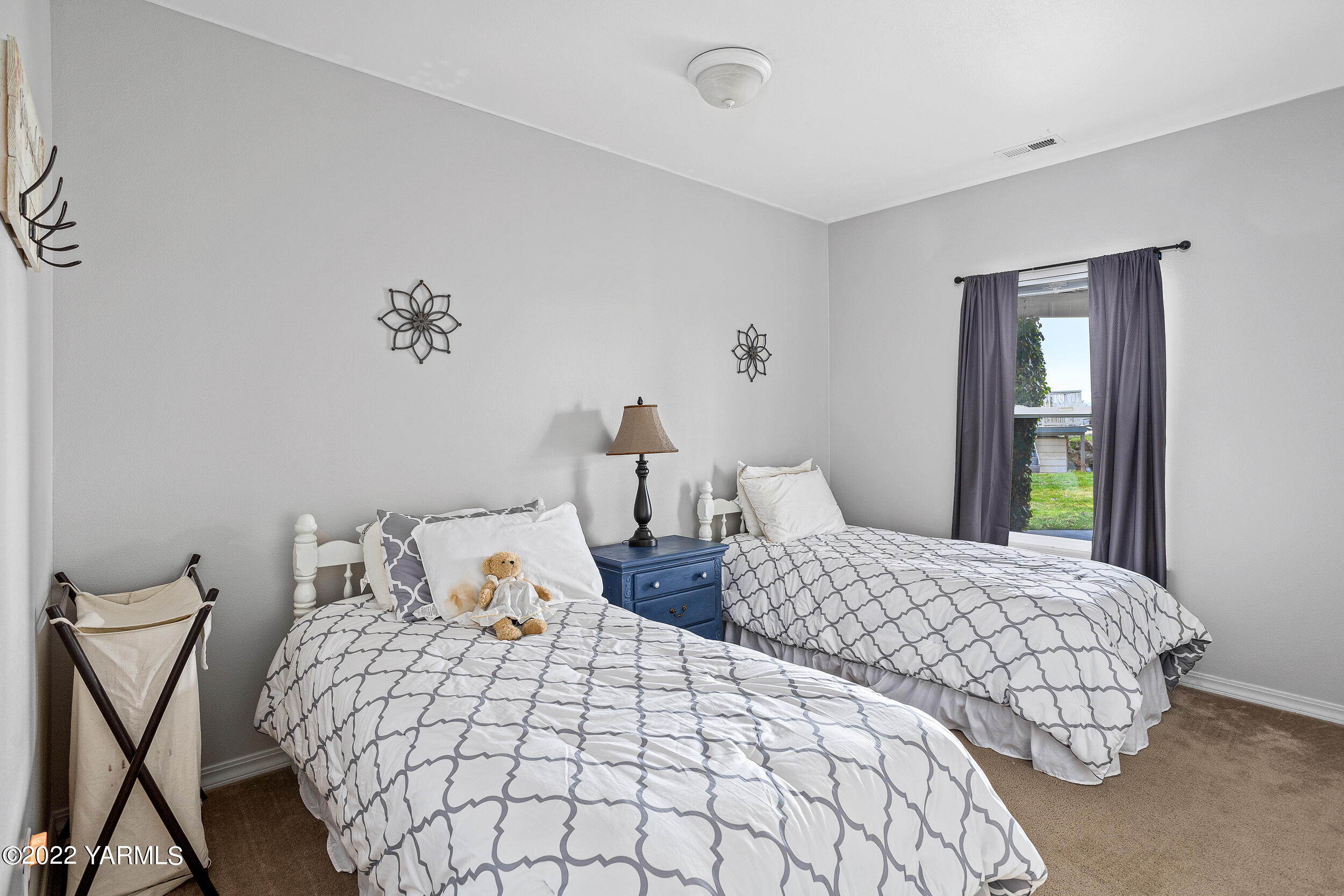 805 South Hennessy Road Yakima, WA 98908 - Photo 19 of 26 a bedroom with two beds and painting on the wall