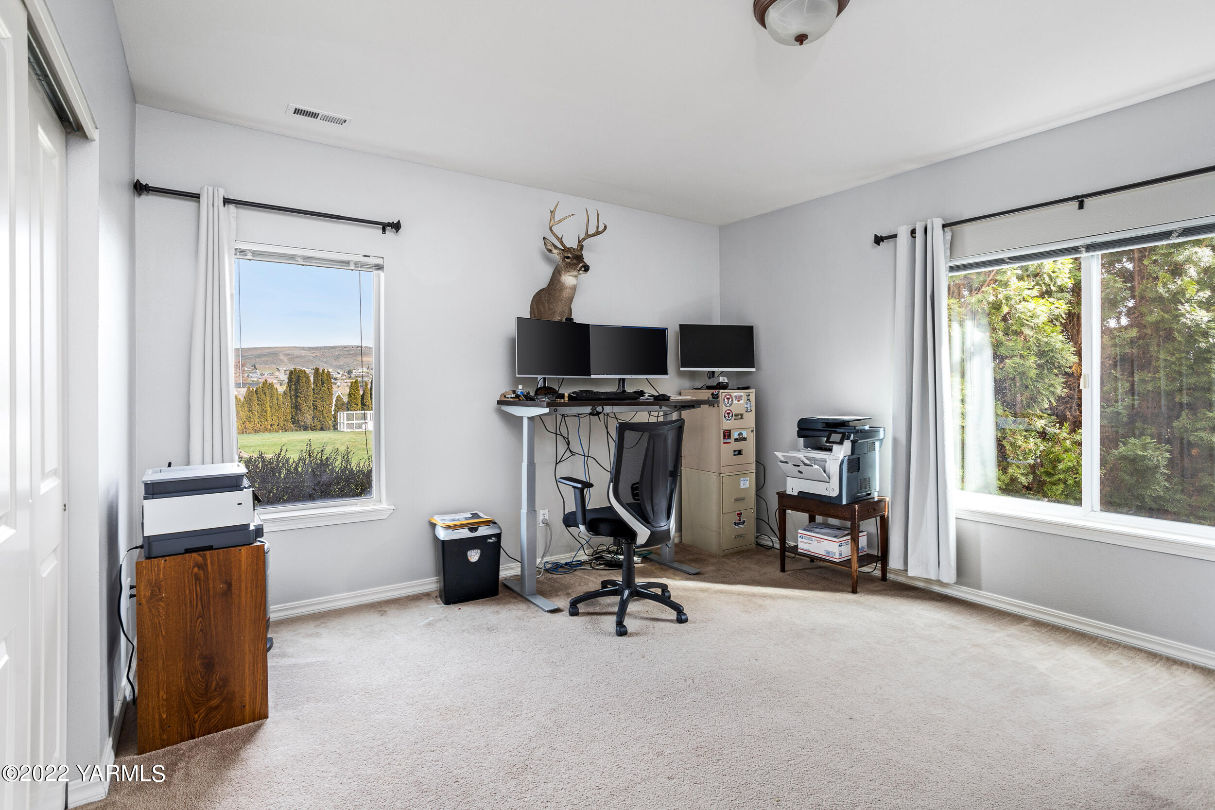805 South Hennessy Road Yakima, WA 98908 - Photo 20 of 26 a view of a workspace with furniture and a window