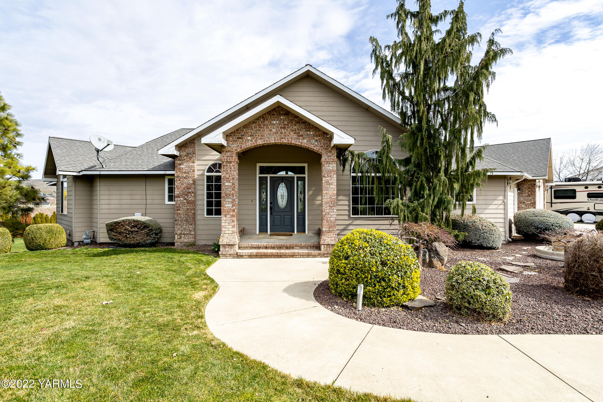 805 South Hennessy Road Yakima, WA 98908 - Photo 2 of 26 a front view of a house with a yard