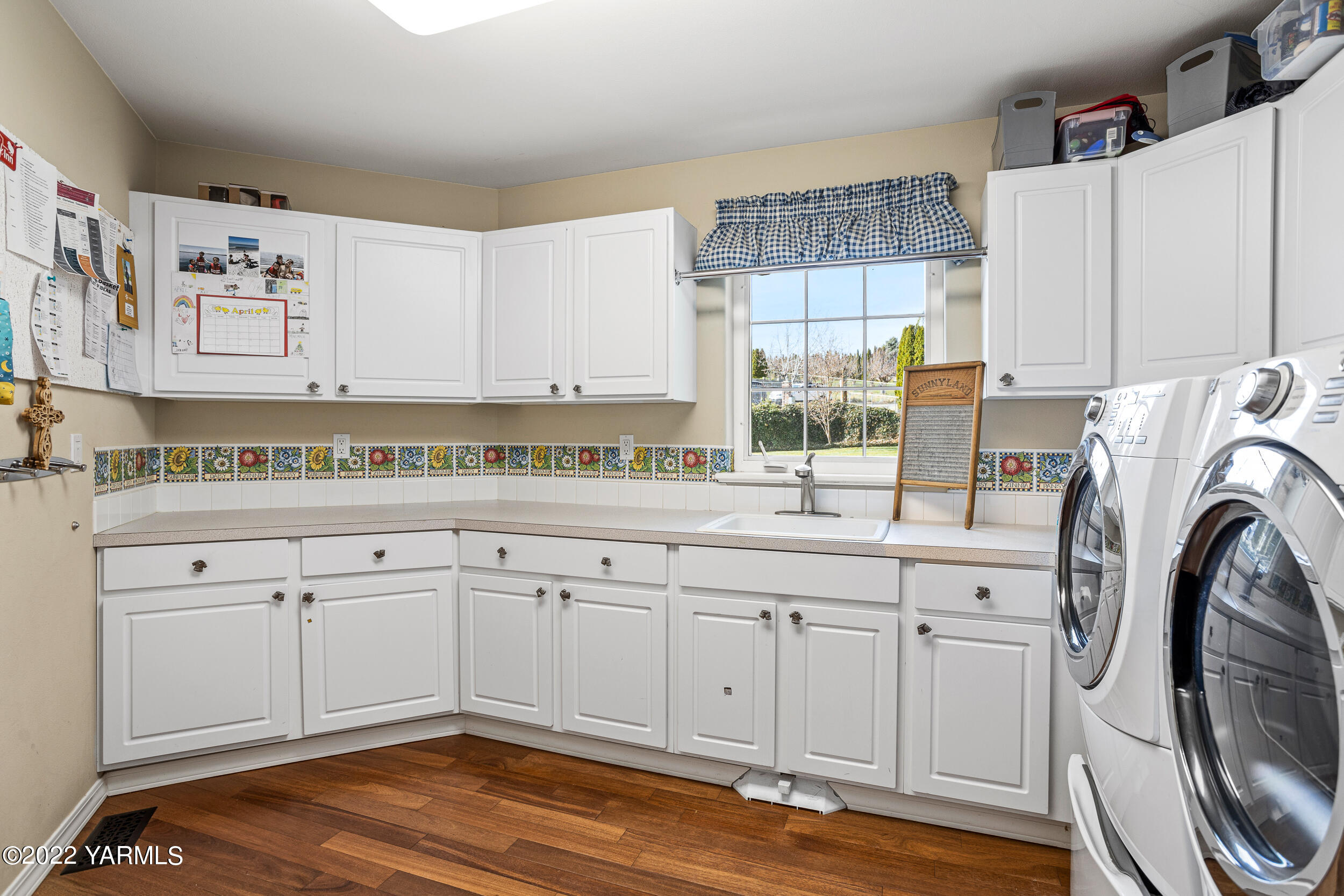 805 South Hennessy Road Yakima, WA 98908 - Photo 21 of 26 a kitchen with stainless steel appliances white cabinets and a window