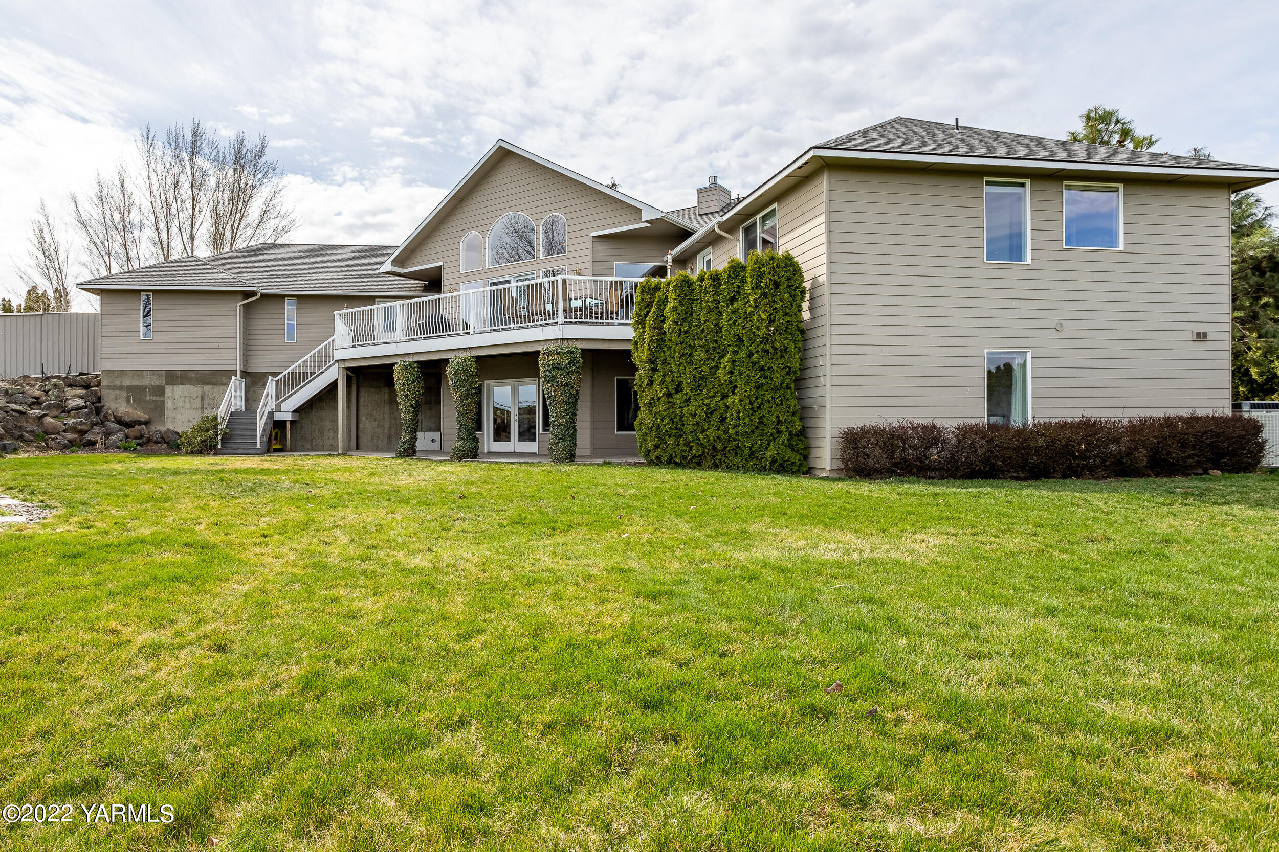 805 South Hennessy Road Yakima, WA 98908 - Photo 22 of 26 a front view of house with yard and green space