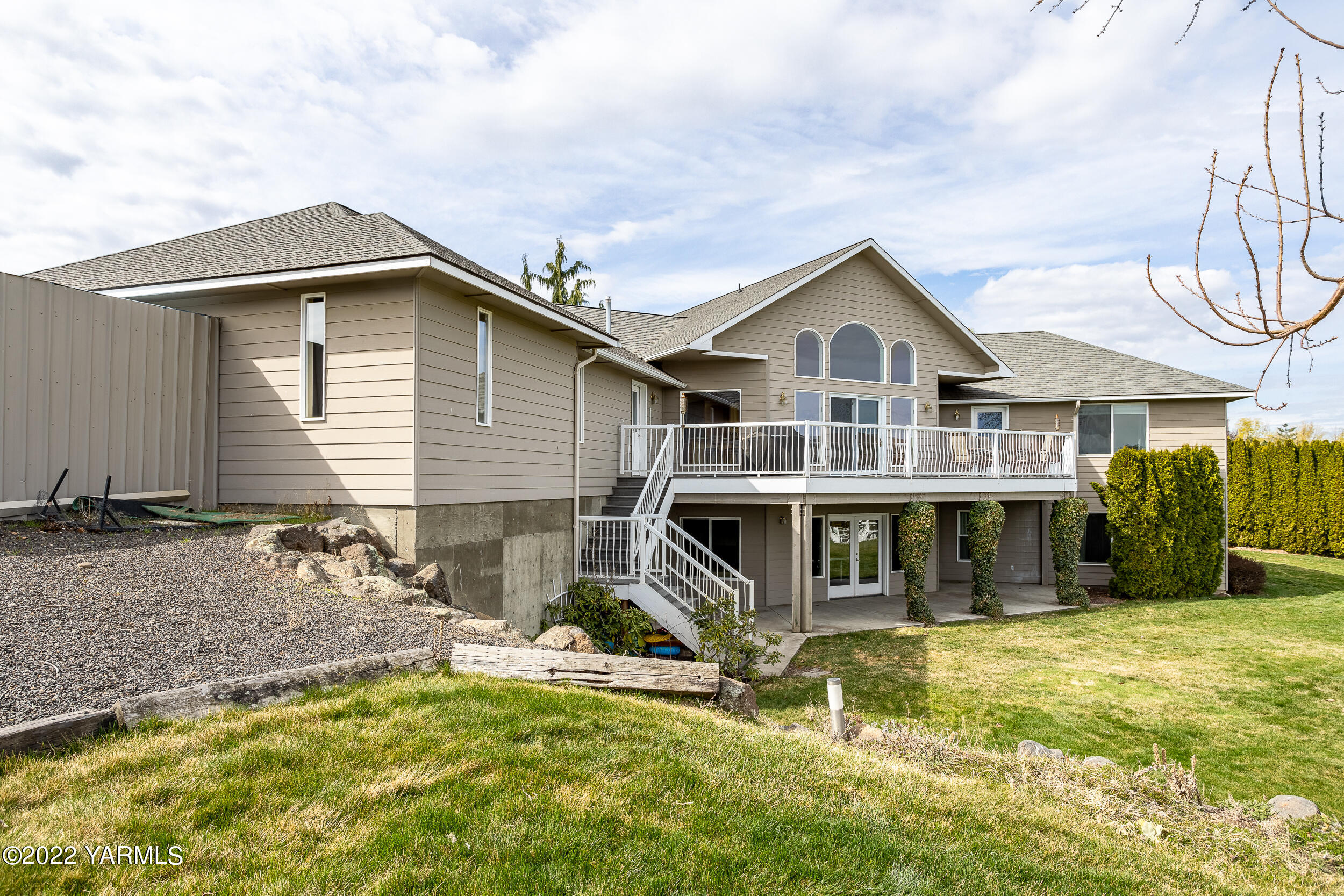 805 South Hennessy Road Yakima, WA 98908 - Photo 23 of 26 a front view of a house with a yard