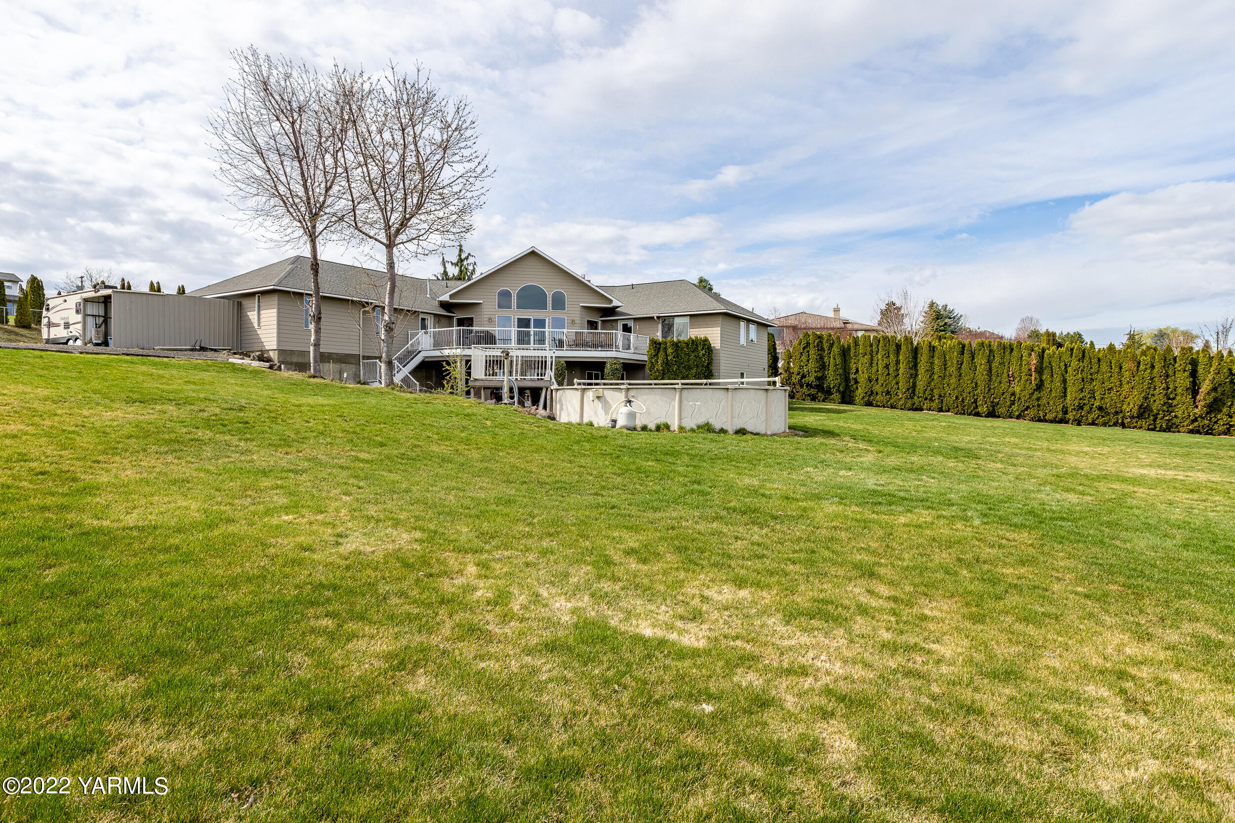 805 South Hennessy Road Yakima, WA 98908 - Photo 24 of 26 a front view of a building with a yard