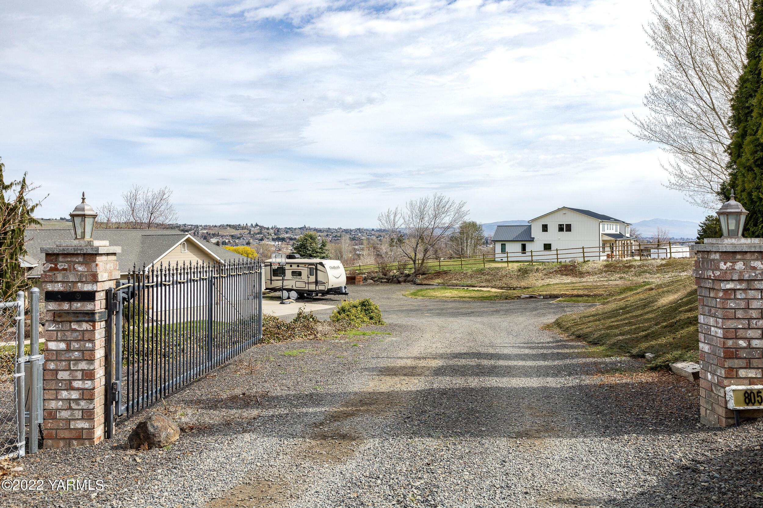 805 South Hennessy Road Yakima, WA 98908 - Photo 25 of 26 a view of multiple houses with city view