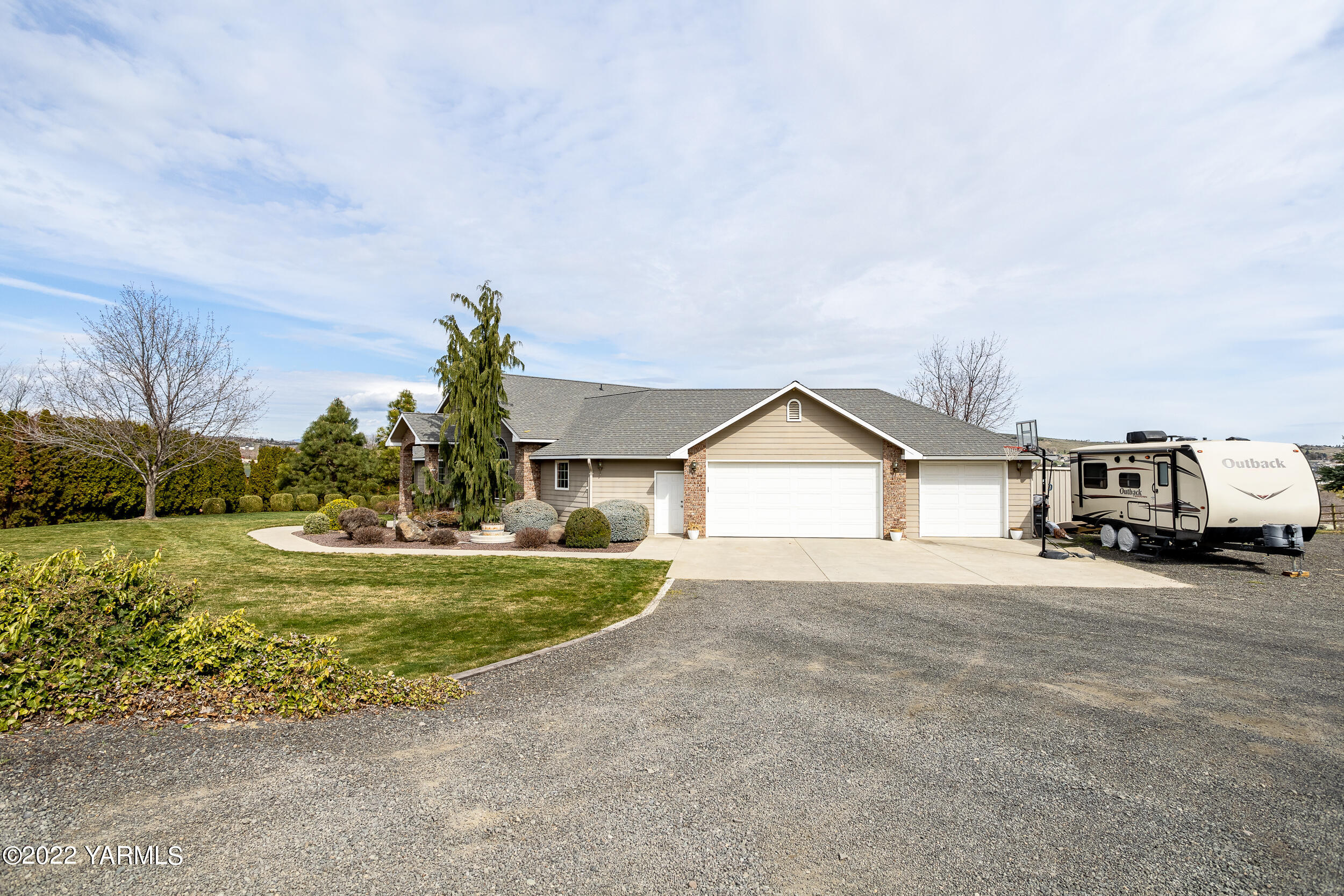 805 South Hennessy Road Yakima, WA 98908 - Photo 26 of 26 a view of a house with a yard and garage