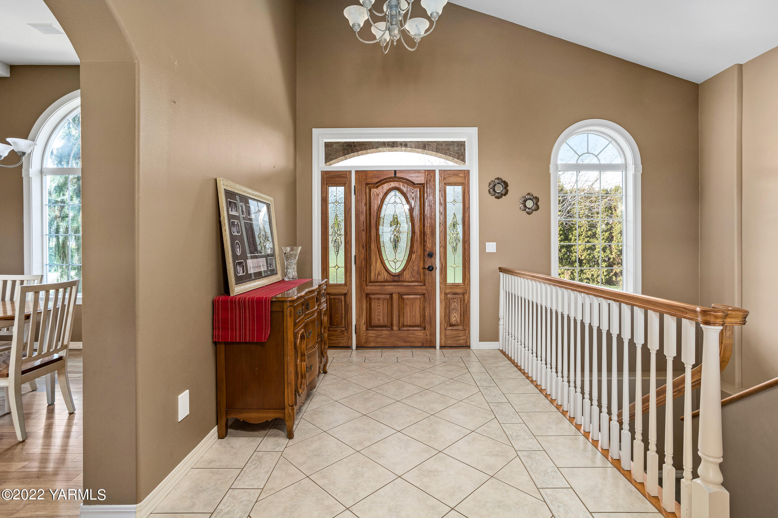 805 South Hennessy Road Yakima, WA 98908 - Photo 3 of 26 a view of a hallway with windows