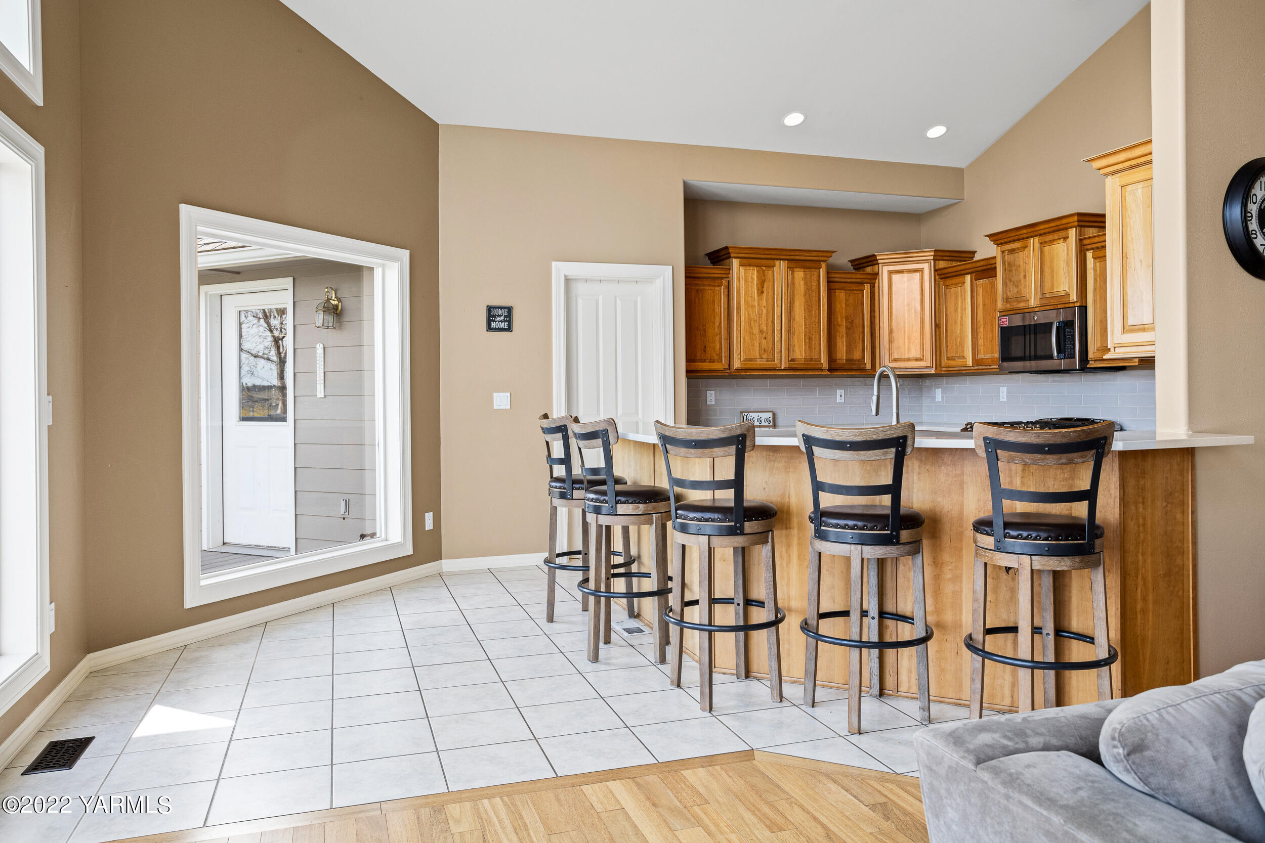 805 South Hennessy Road Yakima, WA 98908 - Photo 6 of 26 a living room with furniture a rug and white walls