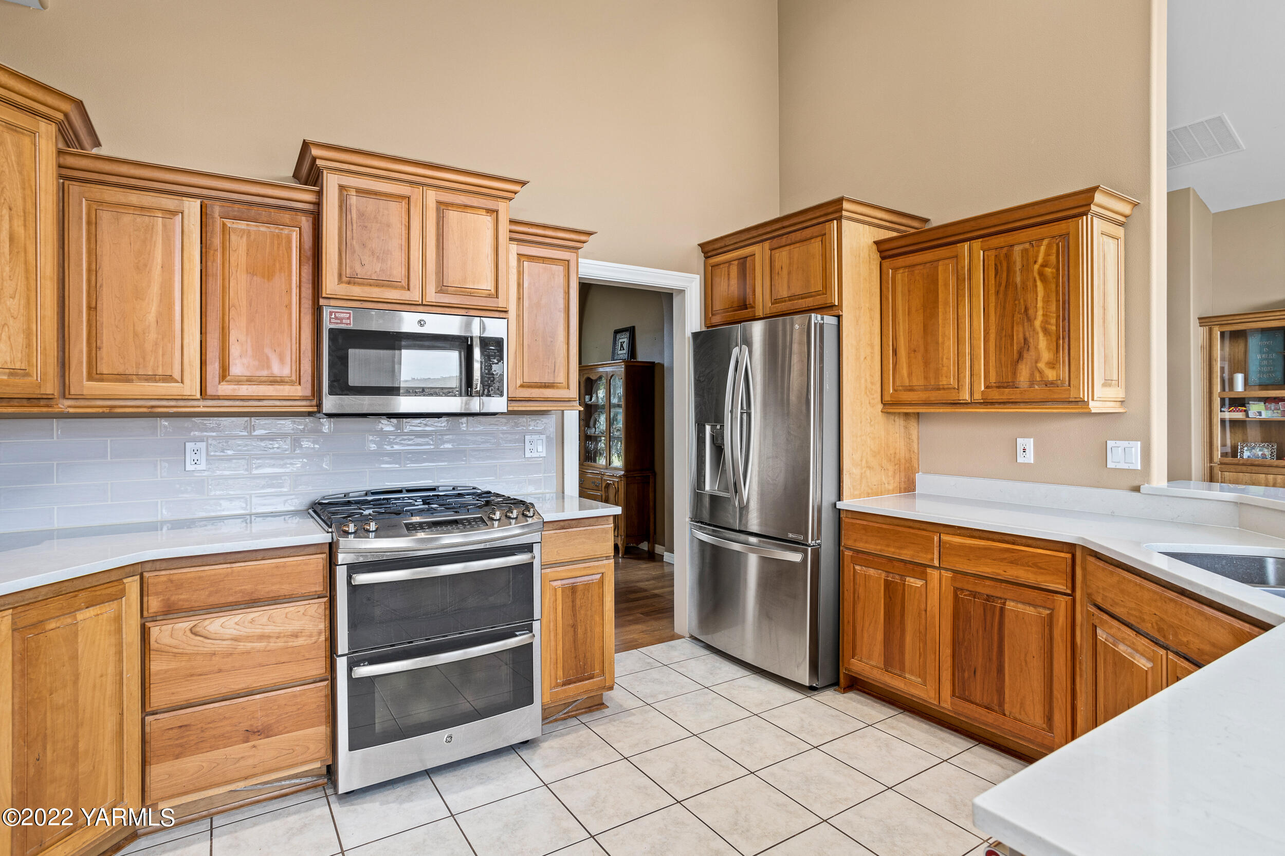 805 South Hennessy Road Yakima, WA 98908 - Photo 7 of 26 a kitchen with stainless steel appliances granite countertop a refrigerator stove and sink
