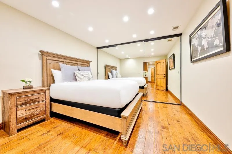 7964 Prospect Place La Jolla, CA 92037 - Photo 25 of 46 a bed room with a bed and a lamp