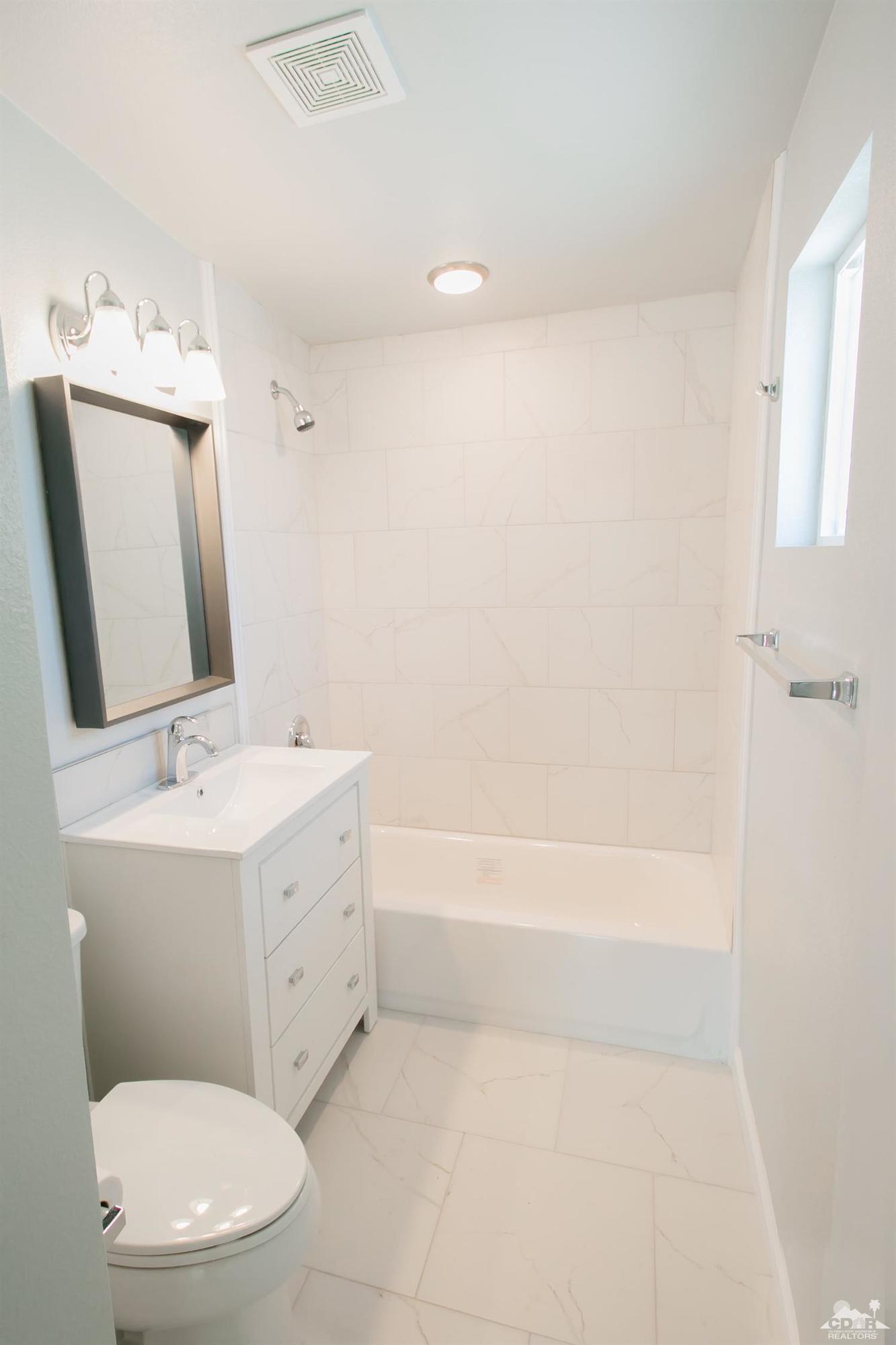 71933 Vista Del Rio Rancho Mirage, CA 92270 - Photo 21 of 32 a bathroom with a toilet a sink a mirror and bathtub