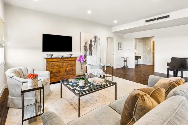 $749,000 | 2929 Buffalo Speedway, Unit A203, Houston, TX 77098