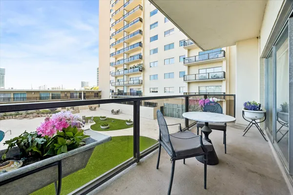 $749,000 | 2929 Buffalo Speedway, Unit A203, Houston, TX 77098