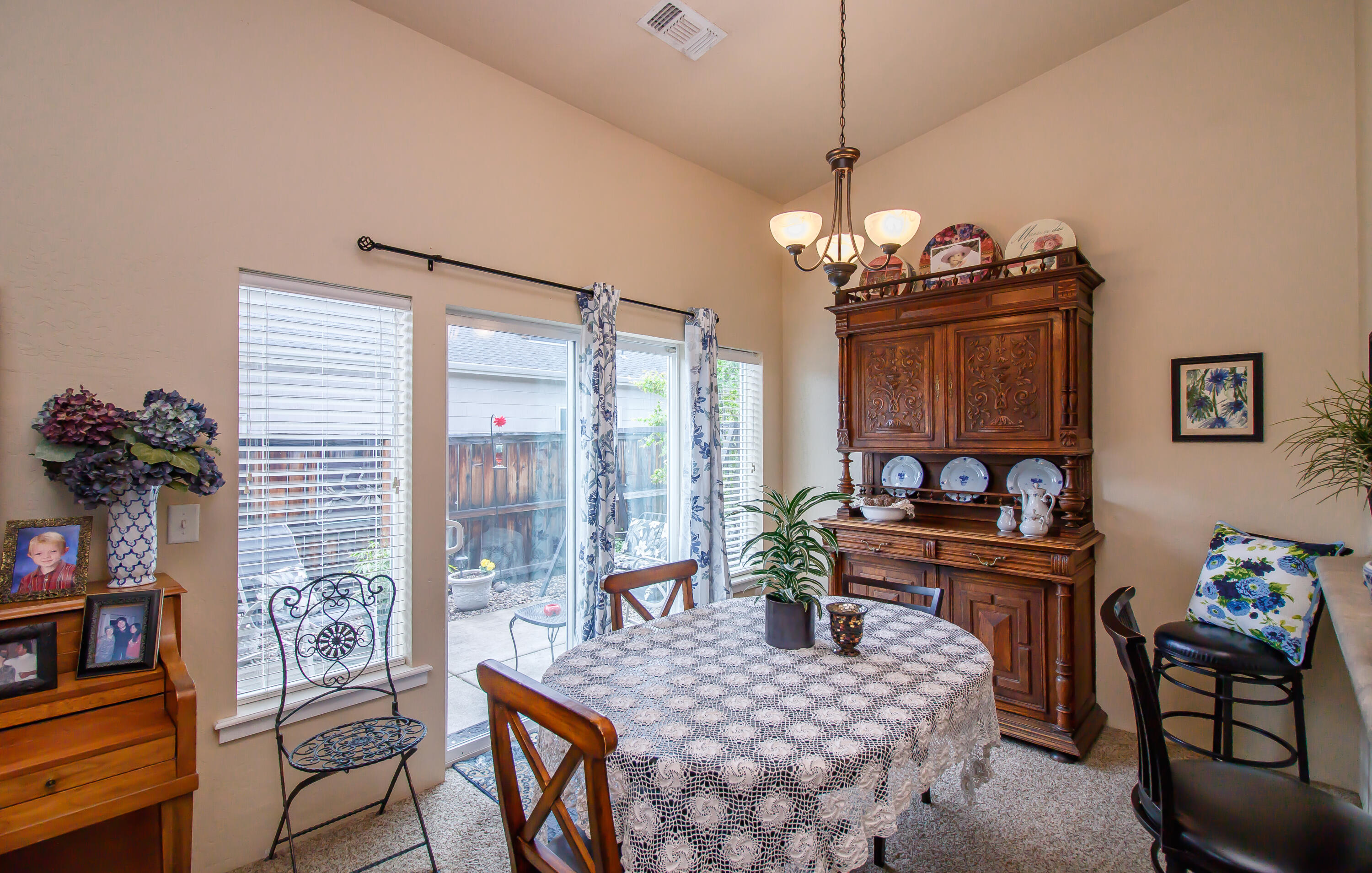304 Live Oak Loop Central Point, OR 97502 - Photo 7 of 21 Dining1