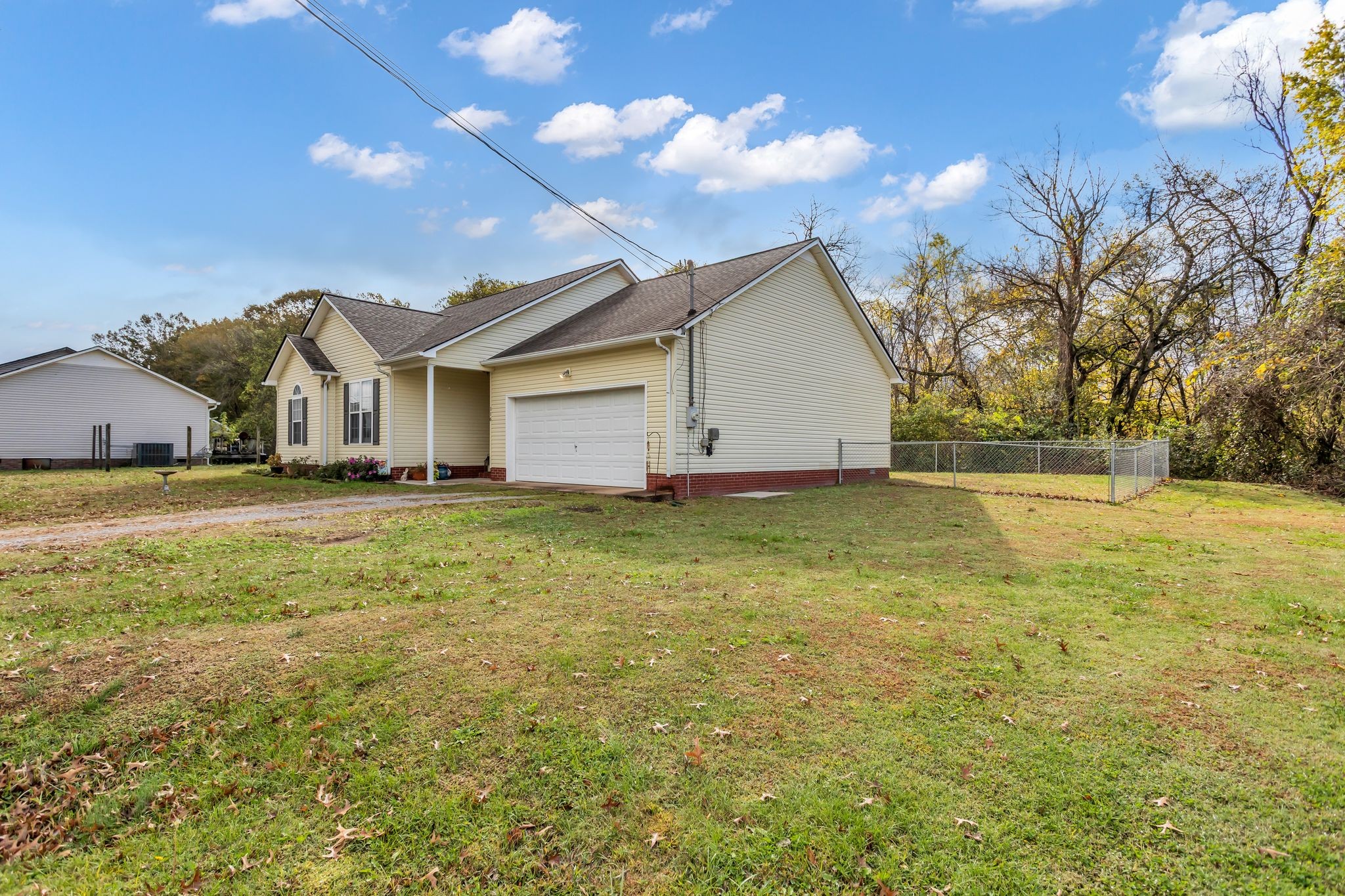 116 Jackson Street Mount Pleasant, TN 38474 - Photo 4 of 27 a front view of house with yard and trees