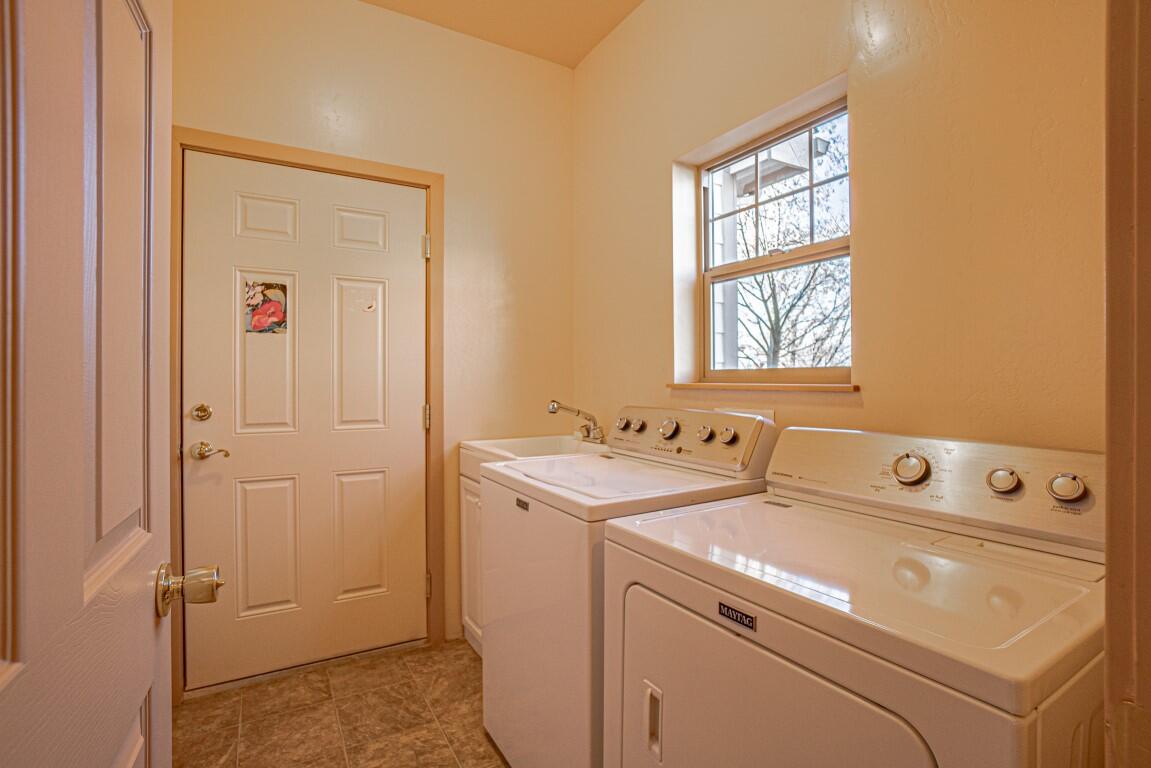 913 Bellview Avenue Ashland, OR 97520 - Photo 12 of 29 Laundry off Kitchen