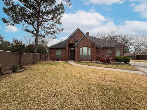 $435,000 | 2101 Royal Dominion Court, Arlington, TX 76006