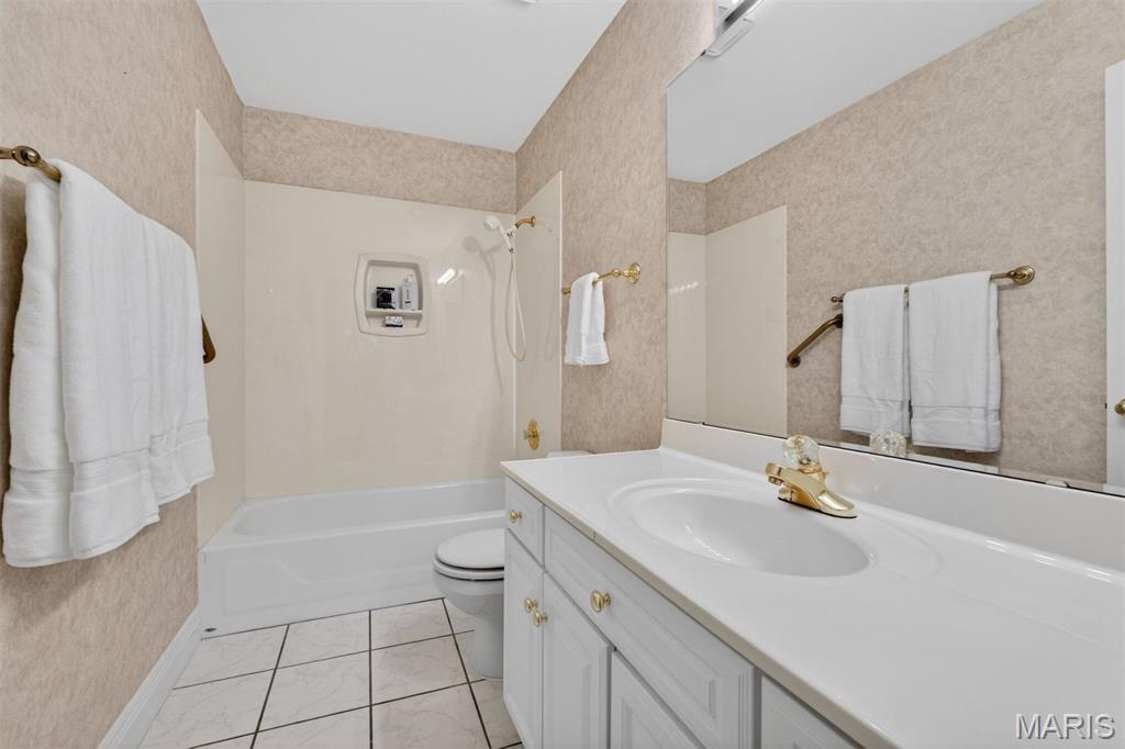 1645 Mason Knoll Road Town and Country, MO 63131 - Photo 31 of 39