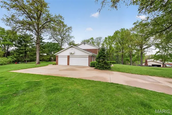 $975,000 | 1645 Mason Knoll Road, Town and Country, MO 63131