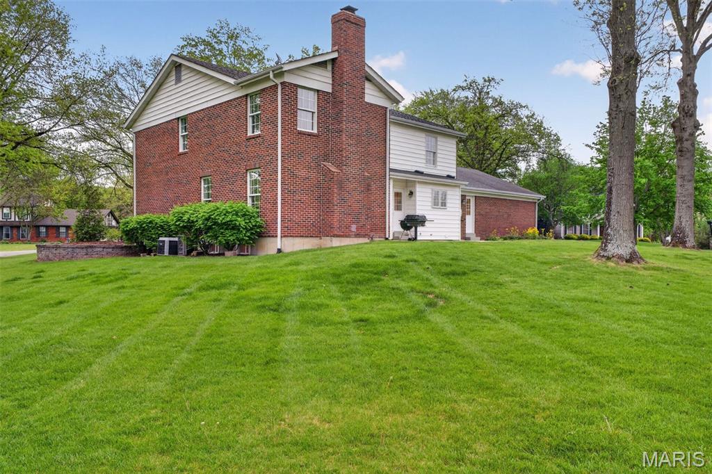 1645 Mason Knoll Road Town and Country, MO 63131 - Photo 6 of 39