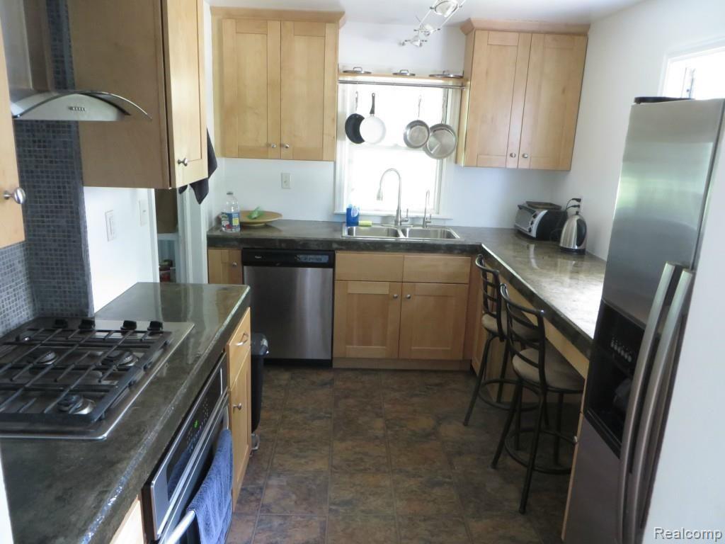 1080 School Road Rochester Hills, MI 48307 - Photo 4 of 9