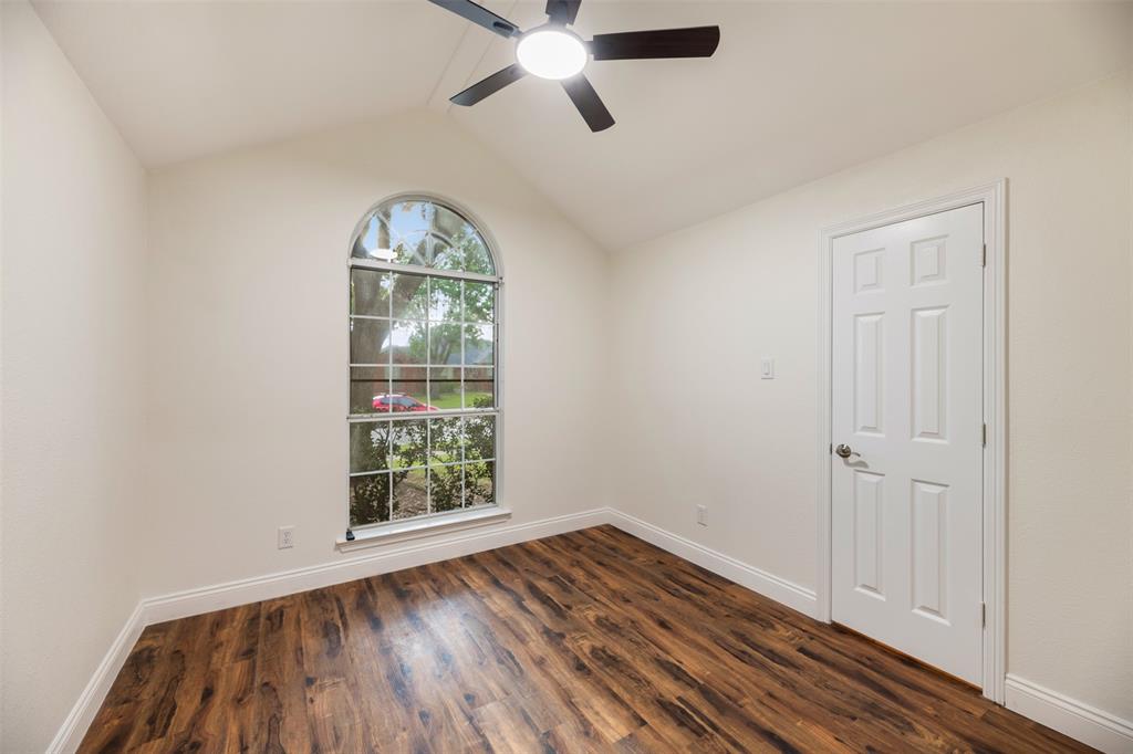 215 Barbara Way Red Oak, TX 75154 - Photo 23 of 36 Secondary bedroom with vaulted ceiling and character window — a bright, simple space ready for a guest room, child’s room, hobby room, or office. Walk-In closet and new ceiling fan.