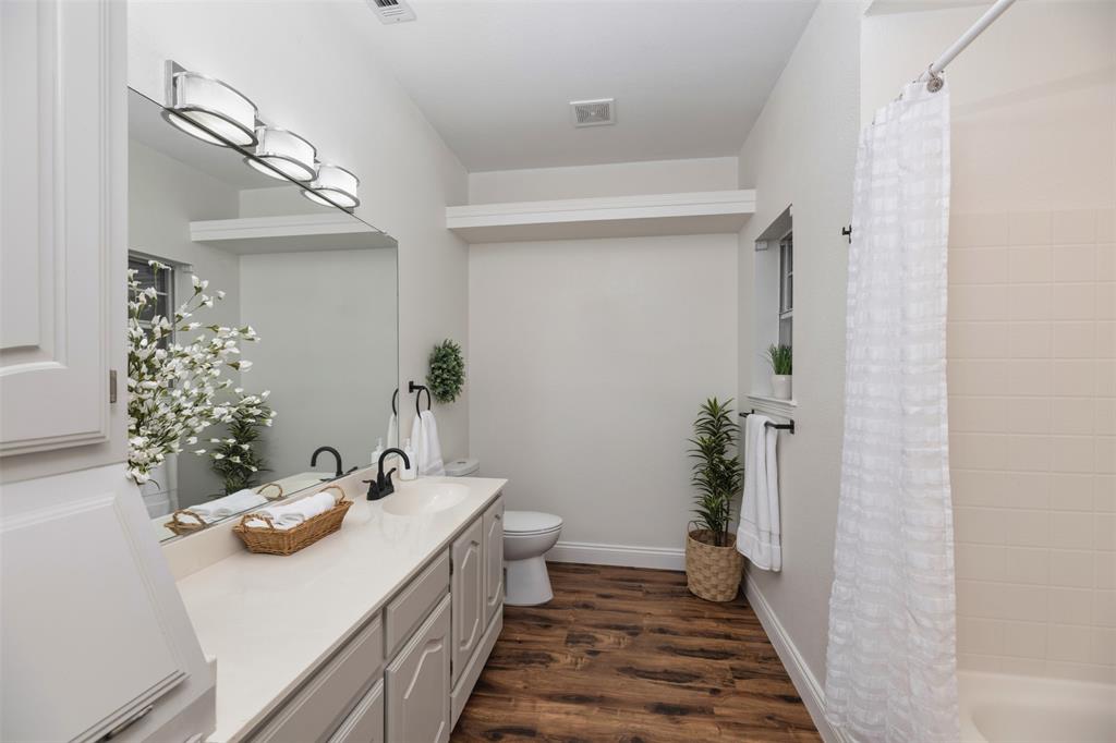 215 Barbara Way Red Oak, TX 75154 - Photo 27 of 36 Updated secondary bath with tub/shower combination — a practical bathroom for guests or family with neutral finishes and room to personalize.