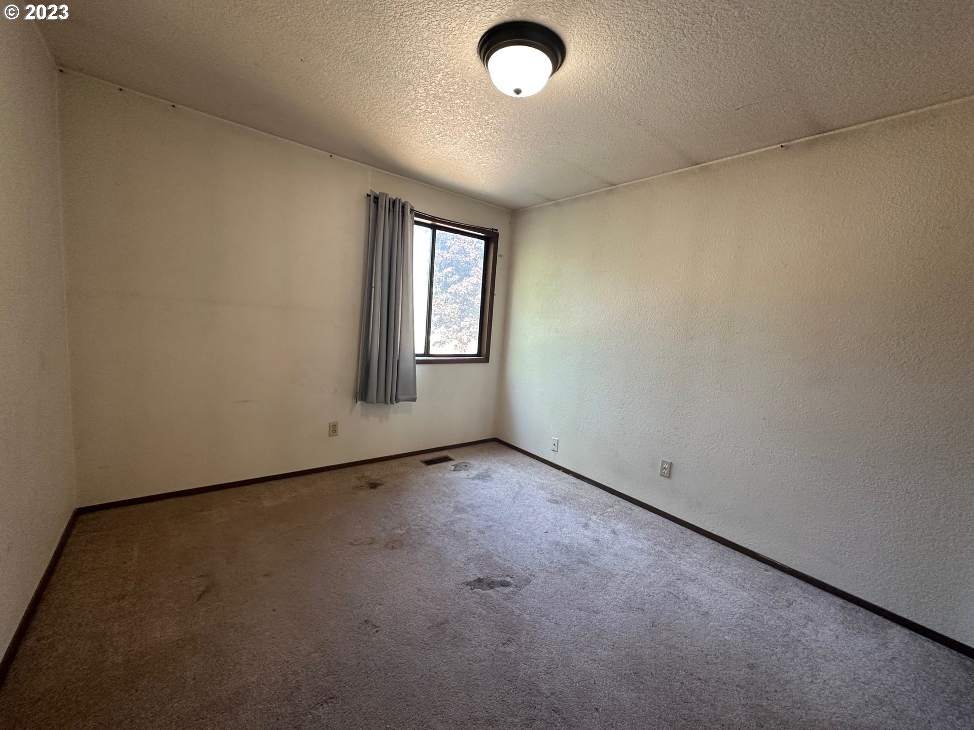 13922 Southeast Bush Street Portland, OR 97236 - Photo 20 of 29 an empty room with a window