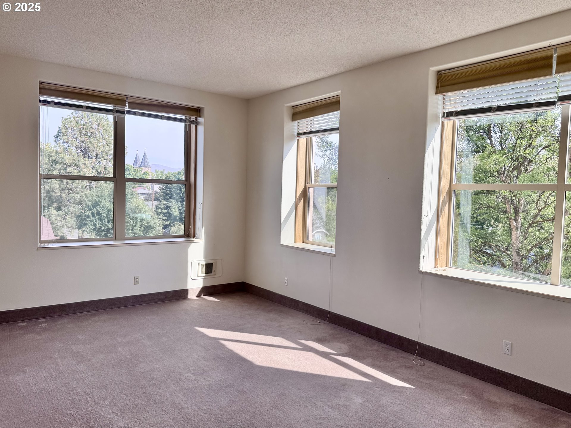 2365 4th Street Baker City, OR 97814 - Photo 11 of 27 a view of an empty room with windows