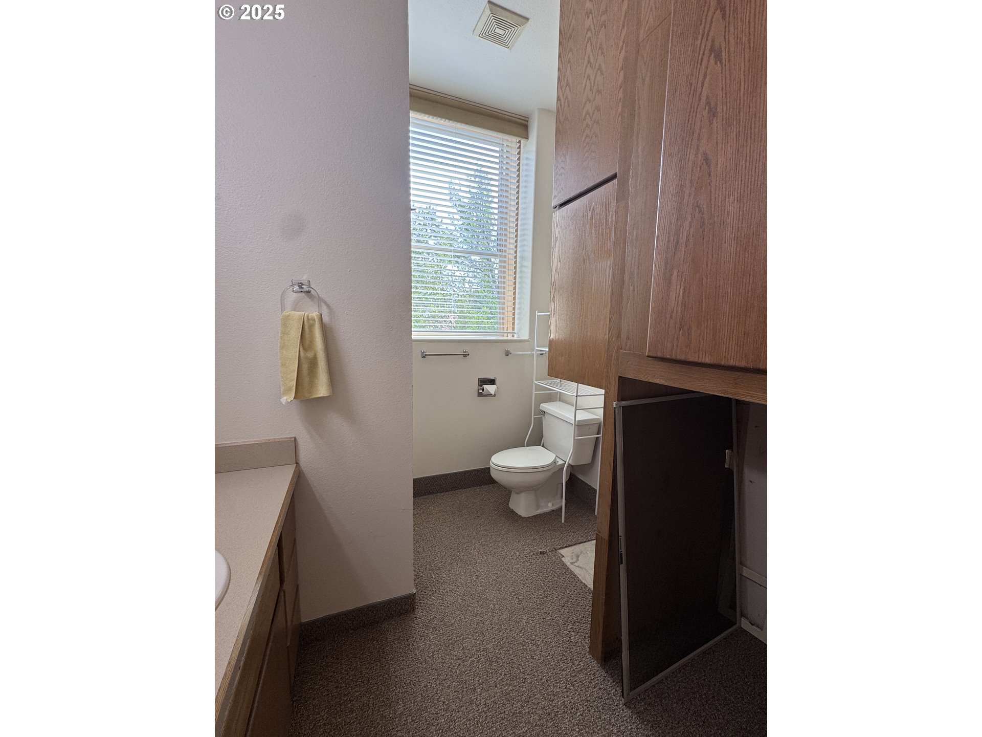 2365 4th Street Baker City, OR 97814 - Photo 9 of 27 a bathroom with a toilet sink and a bathtub