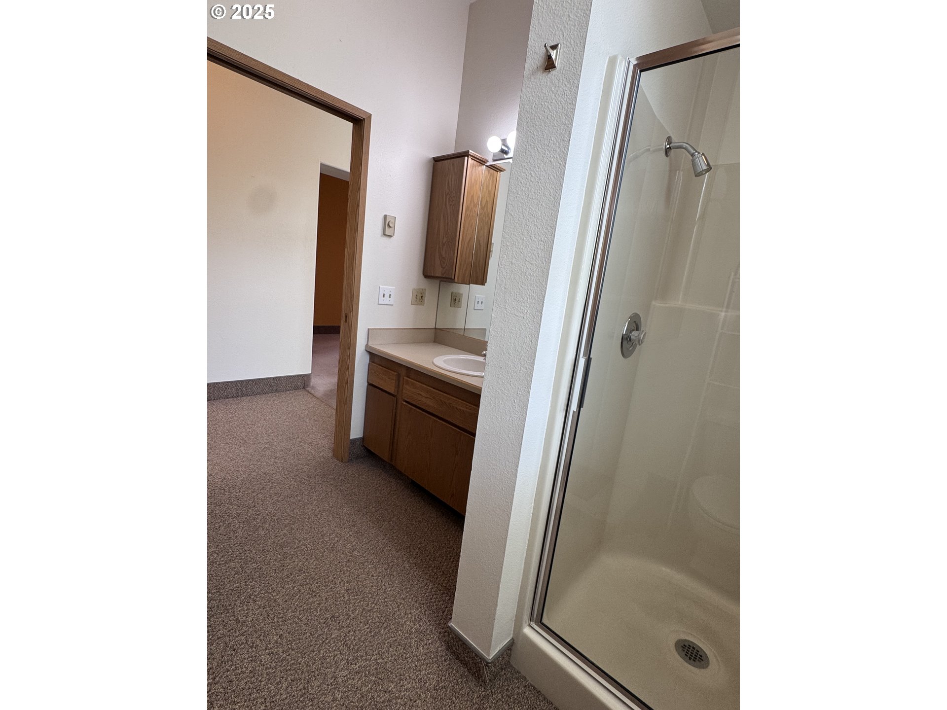 2365 4th Street Baker City, OR 97814 - Photo 10 of 27 a view of a bathroom with a tub and mirror