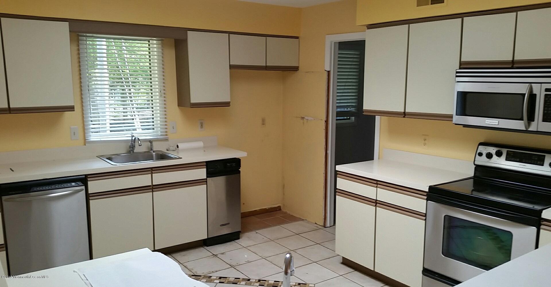 219 Harbor Inn Road Bayville, NJ 08721 - Photo 4 of 10 Kitchen