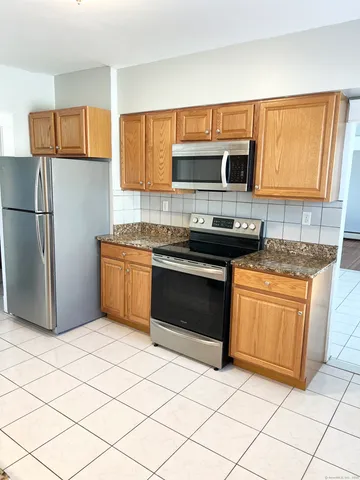 $1,595 | 532 High Street, Unit 2, Middletown, CT 06457