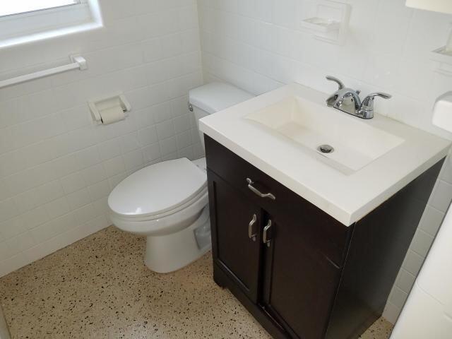 145 Southwest 8th Avenue, Unit 145 Boynton Beach, FL 33435 - Photo 7 of 11 Bathroom