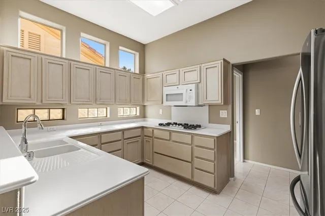 $2,495 | 2404 Spring Water Drive, Las Vegas, NV 89134