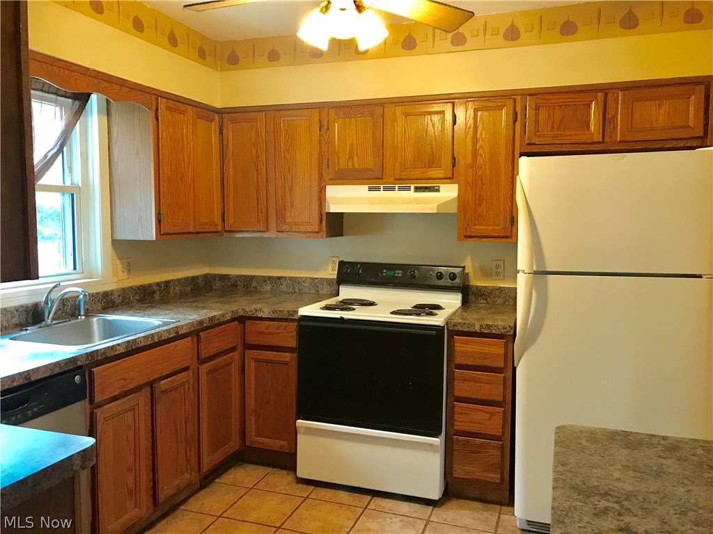 4095 Lambert Road Cleveland, OH 44121 - Photo 7 of 24