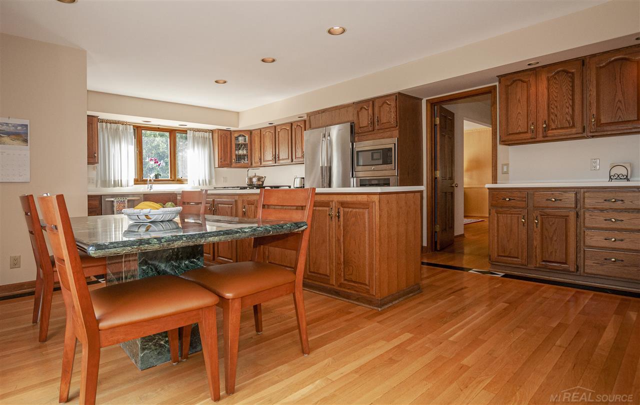 987 Lake Shore Road Grosse Pointe, MI 48236 - Photo 20 of 54 50018284-19.JPG