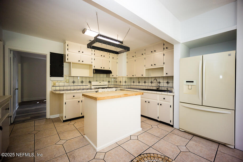 9965 Arnold Road Jacksonville, FL 32246 - Photo 23 of 60 a kitchen with cabinets and stainless steel appliances