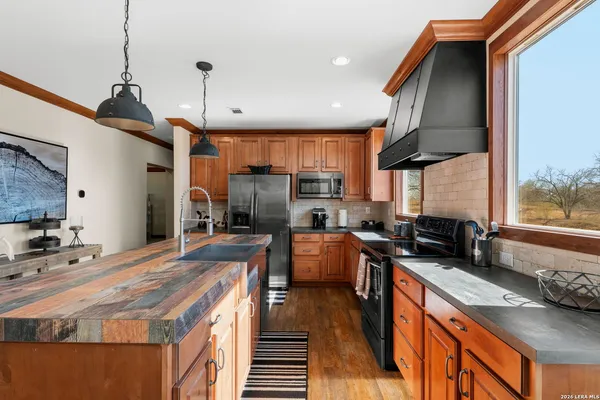 $2,250,000 | 819 County Road 356, Adkins, TX 78101