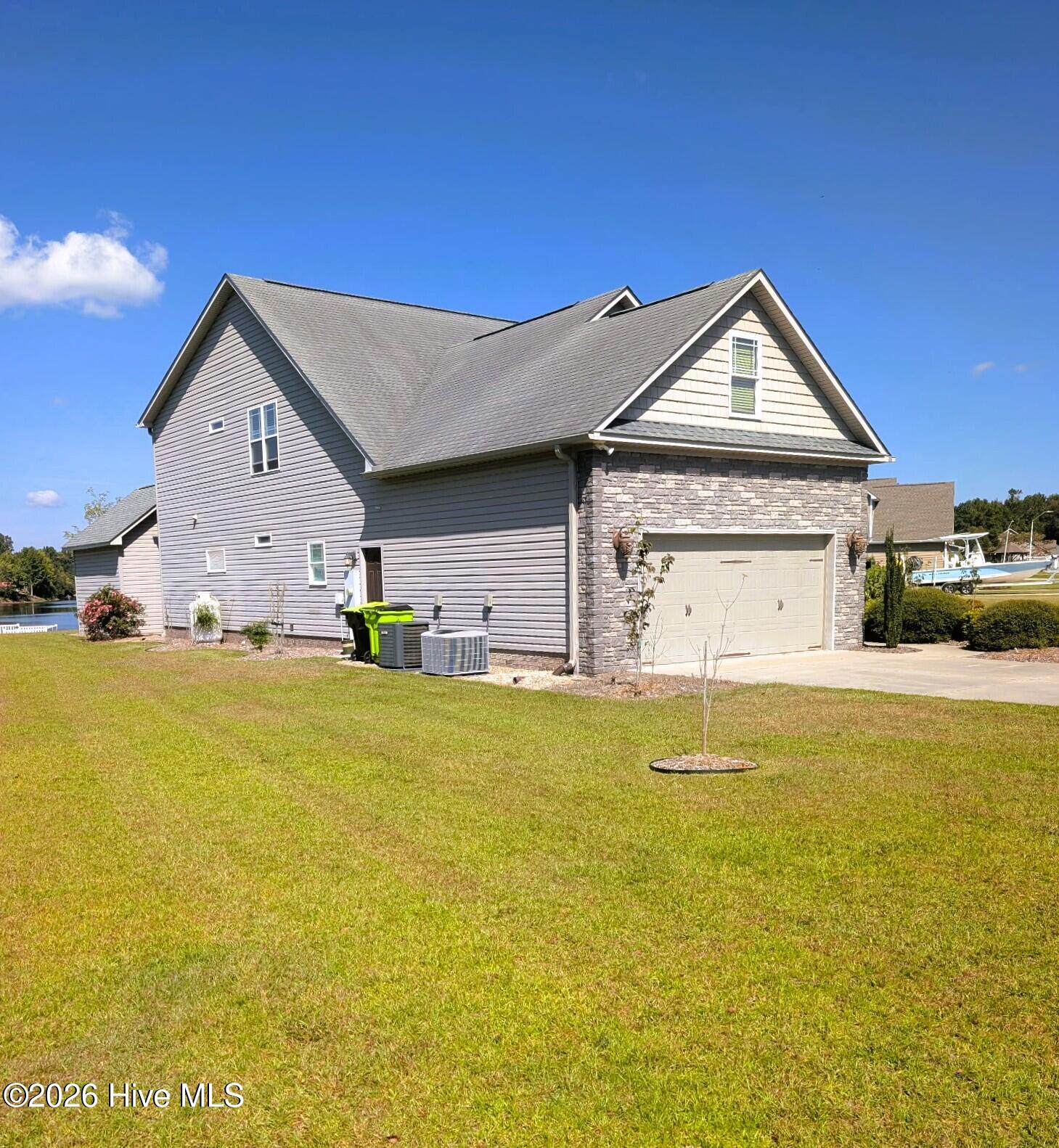 307 Antioch Lakes Road New Bern, NC 28560 - Photo 3 of 6 garage