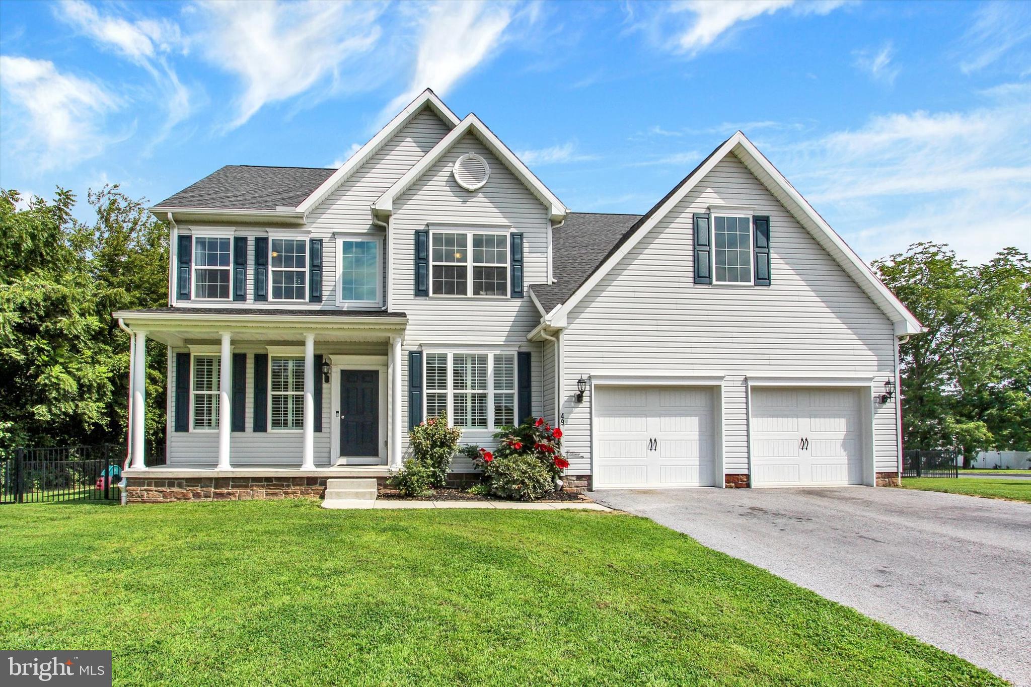 a view of a yard in front of house